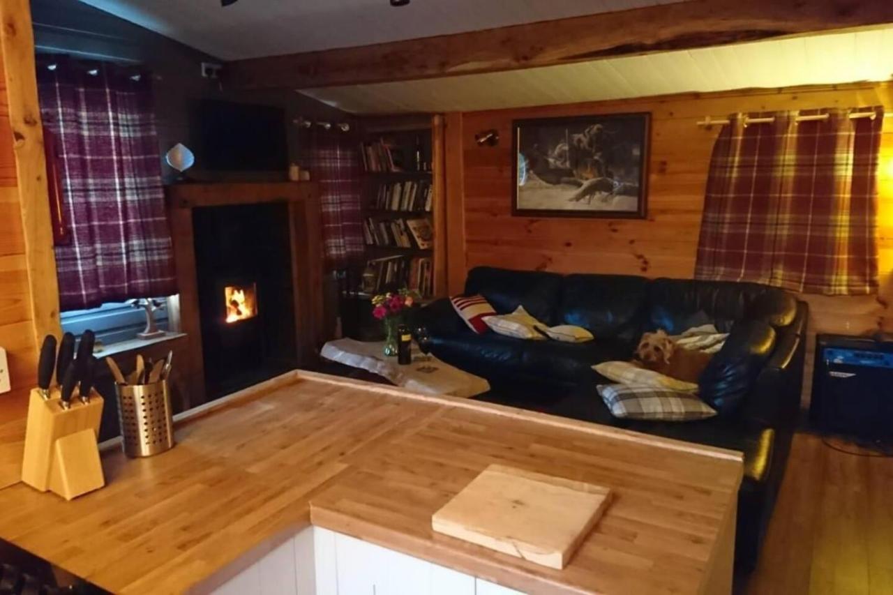 Charming 2-Bed Cabin In ซัตตันโคลด์ฟิลด์ ภายนอก รูปภาพ