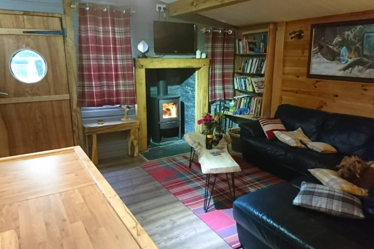 Charming 2-Bed Cabin In ซัตตันโคลด์ฟิลด์ ภายนอก รูปภาพ